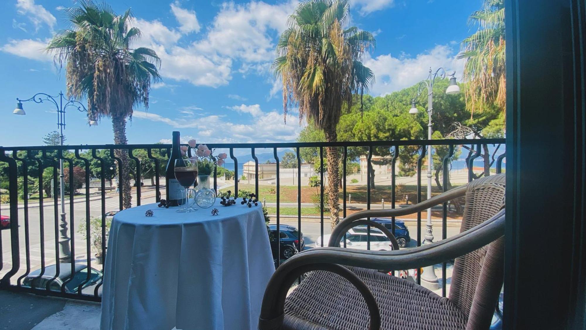 Il Balcone Sullo Stretto Bed & Breakfast Reggio di Calabria Bagian luar foto